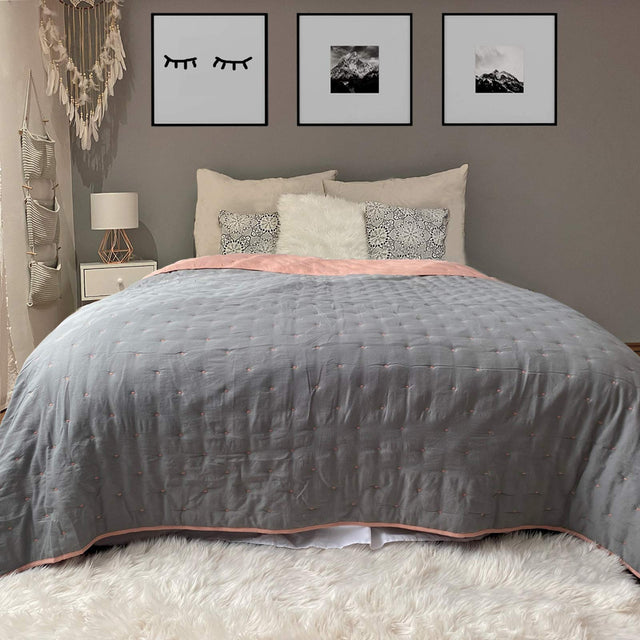 HOMELEVEL Bedspread & Sofa Throw in pink, reversible design with quilted texture.
